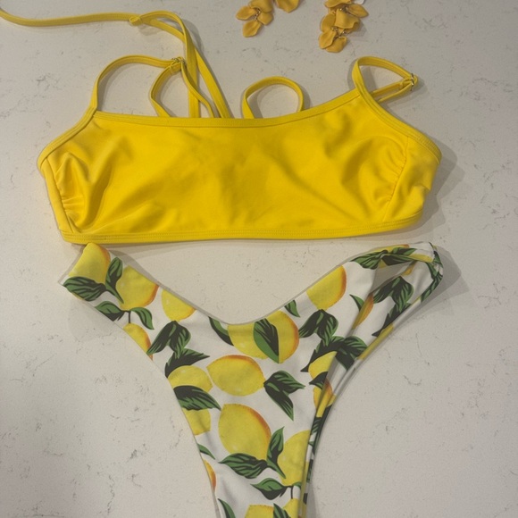 Yellow Lemon Print Bikini Set. For the love of LEMONS 🍋 - Picture 5 of 8